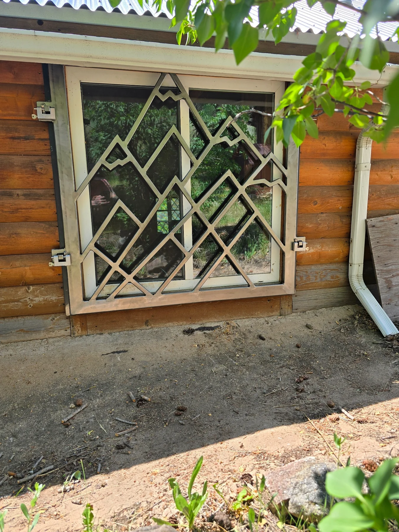 Installed removable mountain-pattern Bear Guard